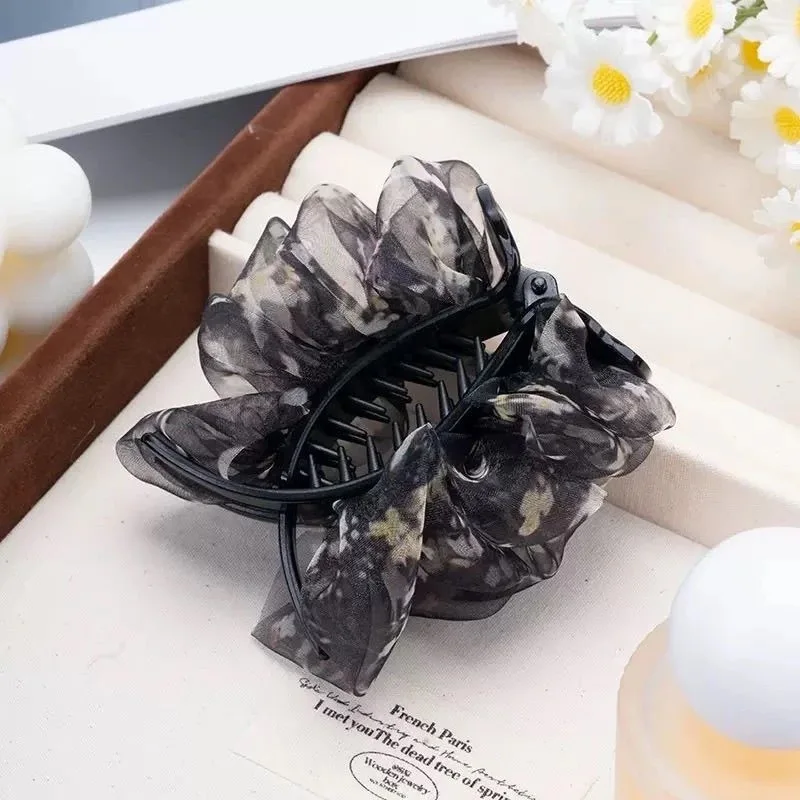 

2025 new pleated temperament versatile mesh style simple and elegant meatball grip clip fashionable and versatile