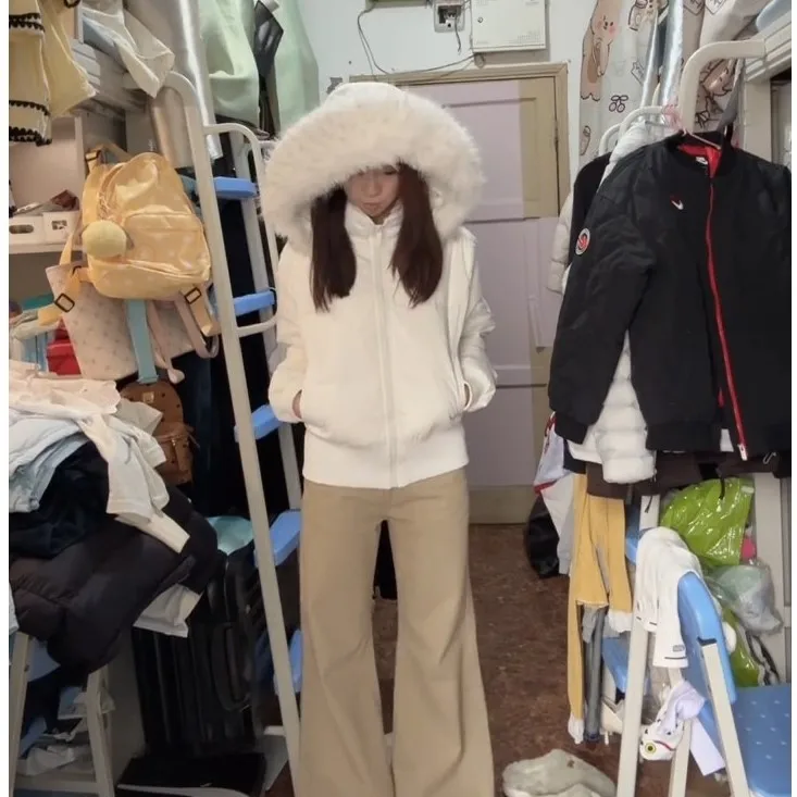 

Женская парка с мехом: текстурированная, плюшевая, уютная на ощупь, мягкая поверхность, пушистый вид, эстетичная, обнимательная, нейтральная.