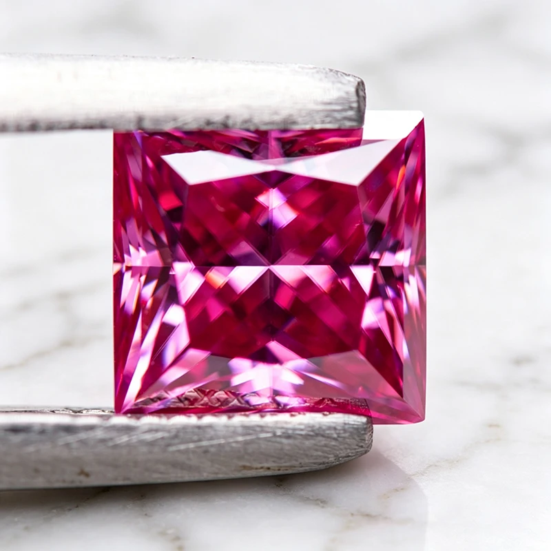 Moissanit-Stein im Princess-Schliff, rosa Farbe, im Labor gezüchteter Edelstein für DIY-Schmuckherstellung, besteht den Diamanttest mit Zertifikat. – Detail 5