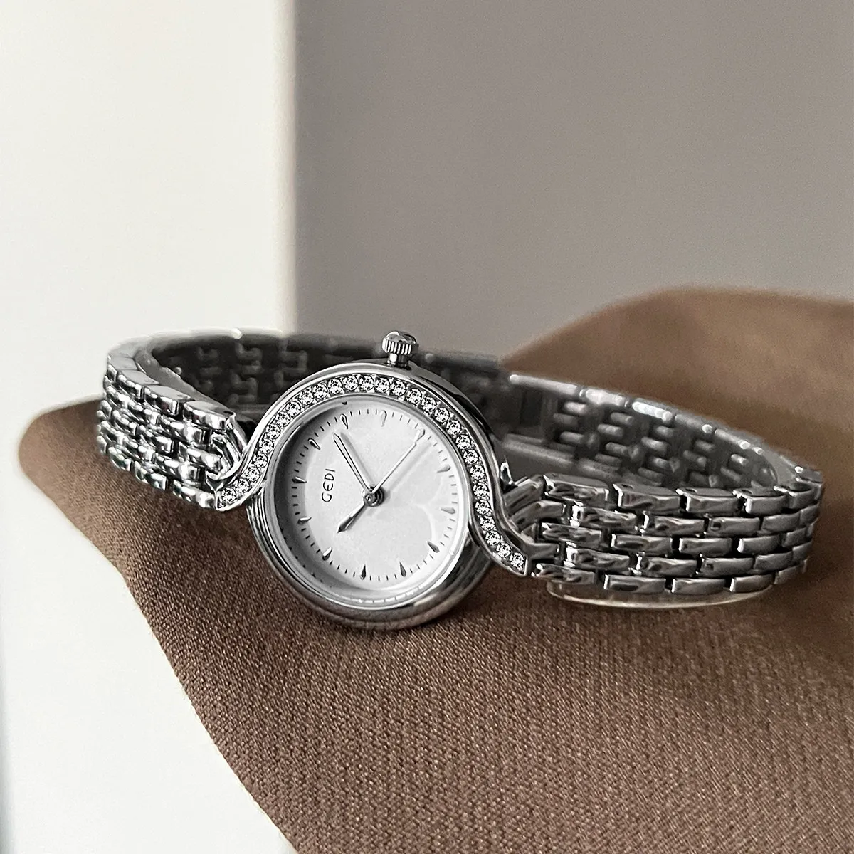New Women'S Watch, Light Luxury Style Quartz Watch, Simple And Compact, Unique Design, Versatile Watch And Bracelet Combination.