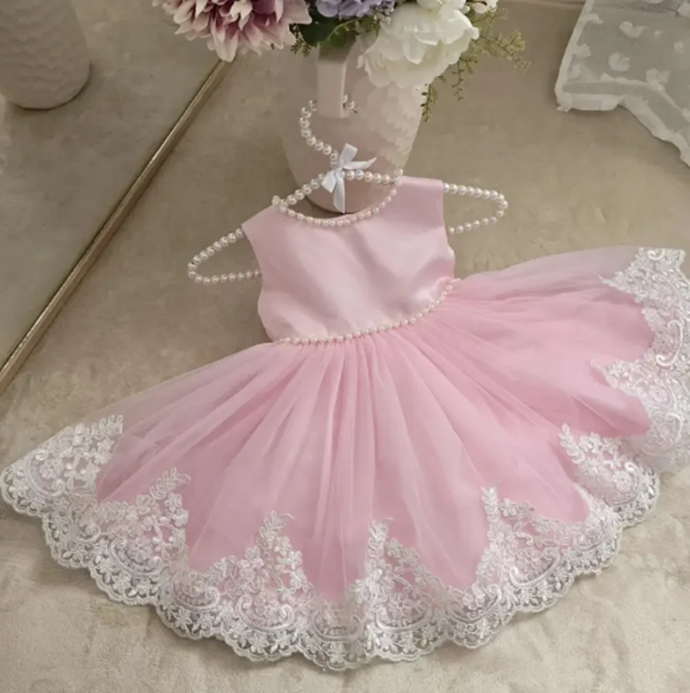 

Customized Pink Flower Girl Dresses For Wedding Pearls White Appliques With Bow Knee Length Kids Photo Shoot Birthday Party Gown