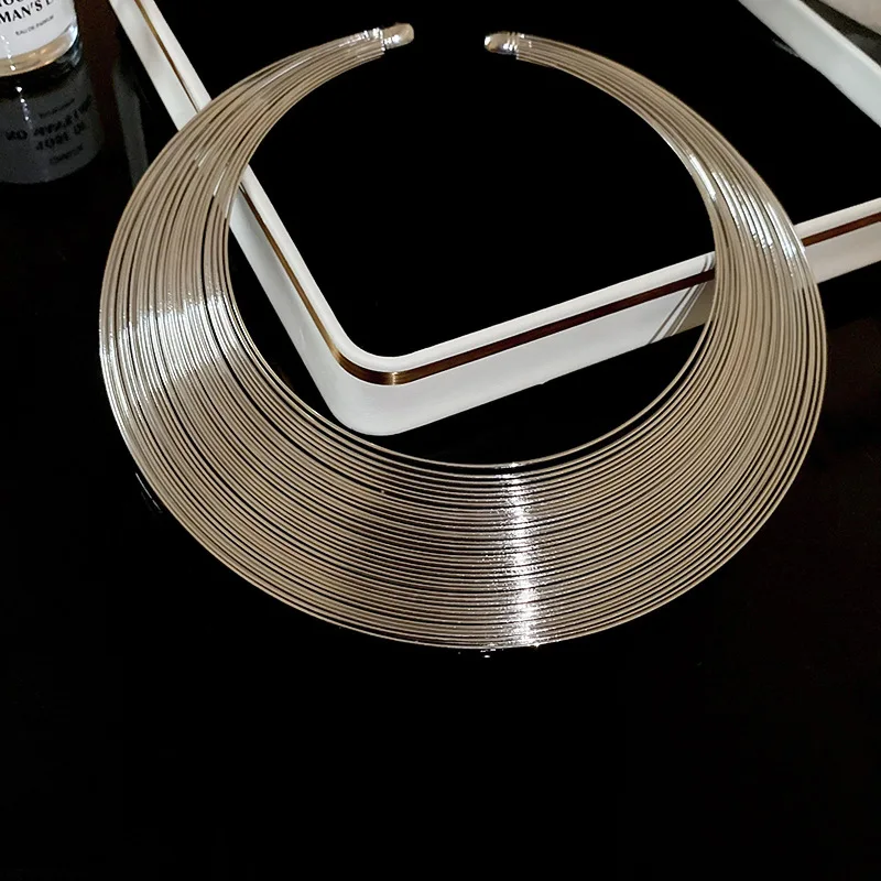Mehrlagiges Halsketten-Set aus Metall mit geometrischen Formen, europäisch-amerikanischer Heavy-Industry-Stil, exquisites, übertriebenes Schlüsselbein-Design, kleines, cooles Geburtstagsgeschenk – Detail 4
