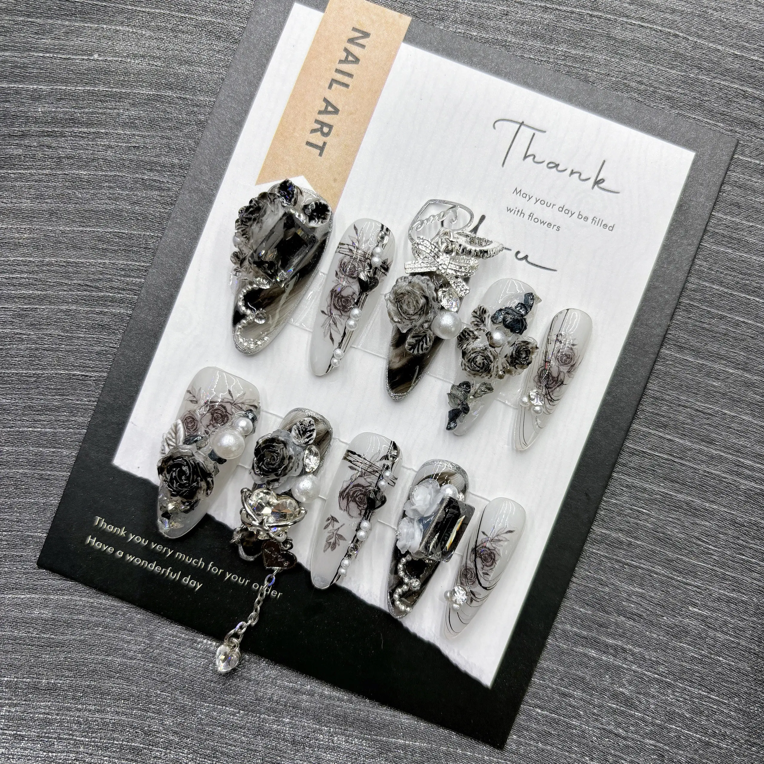 ゴシックブラックローズプレスオンネイルミディアムコフィン3D - Nail Art Gothic のレビューと価格