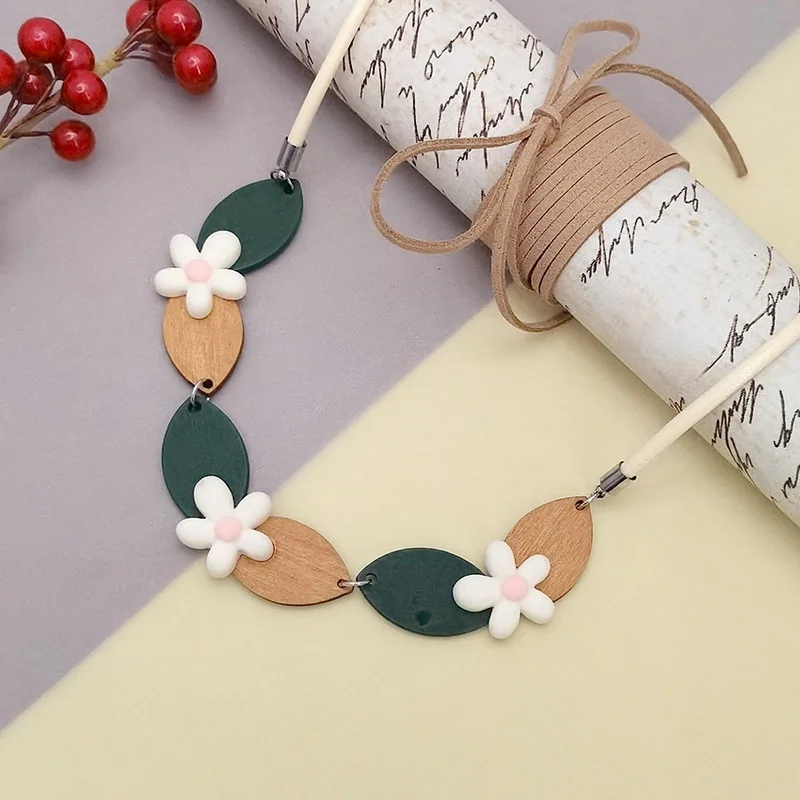 

Women's Vintage Resin Flower Pendant Necklace for Women Boho Ethnic Tribal Jewelry Wood Leaf Statement Daily Wear Jewelry Gifts