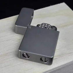 Minimalistisch Mat Titanium Kerosine Aansteker Absorptiewiel Brandstofaansteker Cnc Uitgehold Pantserstijl Collectief Geschenk