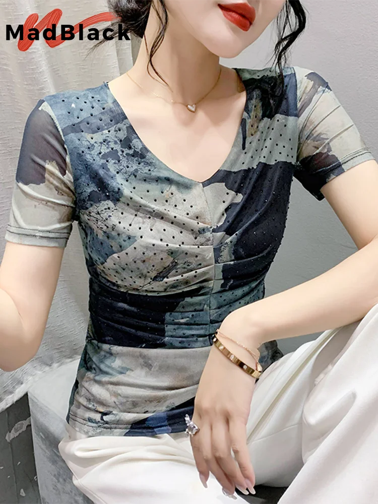 

MadBlack Summer European Clothes V Necks T-Shirt Women Sexy Shiny Diamonds Ruched Slim Mesh Tops Short Sleeves Tees 2023 T34862M