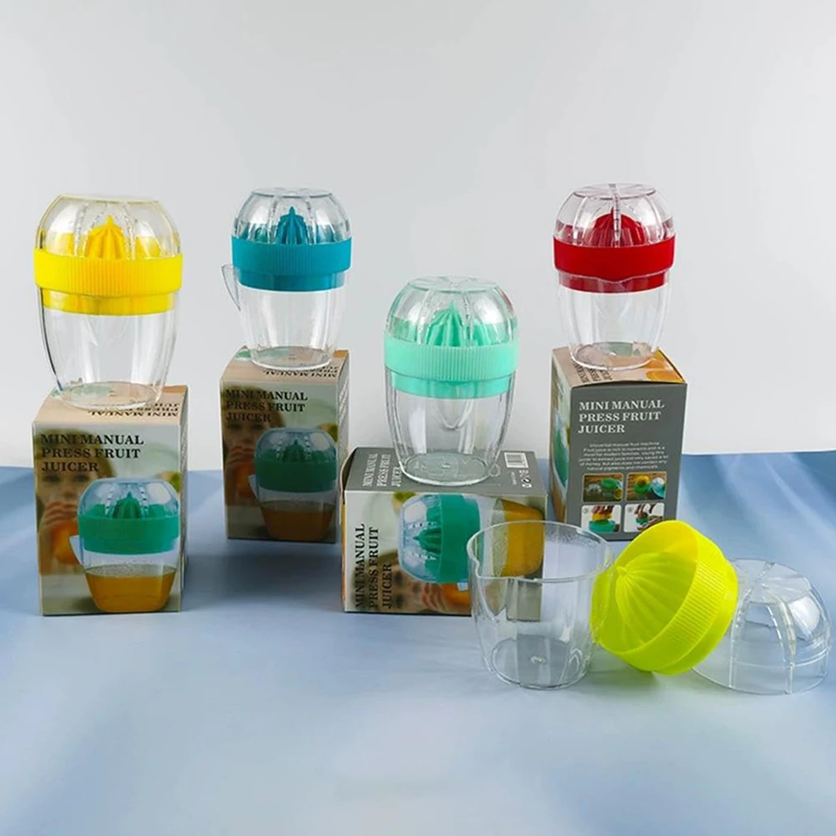 

1pc Lemon Squeezer With Lid Plastic Manual Lemon Juicer Orange Press Cup Citrus Squeezer with Pour Spout Fruit Tools