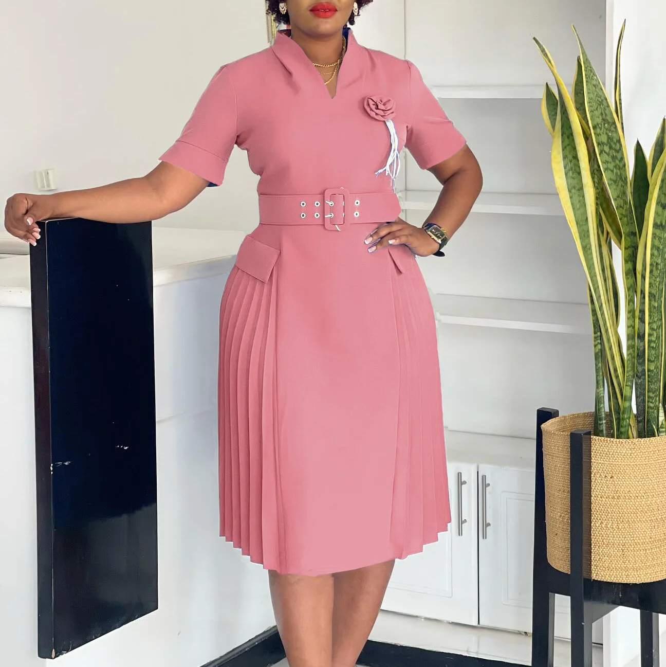 2025 Nieuwe Mode vrouwen Sjerp Effen Kleur V-hals Plus Size Hoge Taille Knielengte Geplooide Korte Mouw Jurken Vrouwelijke kleding