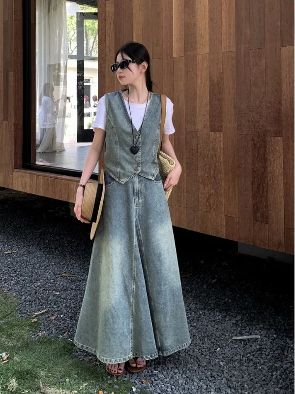 

Комплект из двух предметов: винтажный рваный джинсовый жилет и юбка-миди с высокой талией, облегающий крой, корейский стиль, для повседневной носки, большие размеры