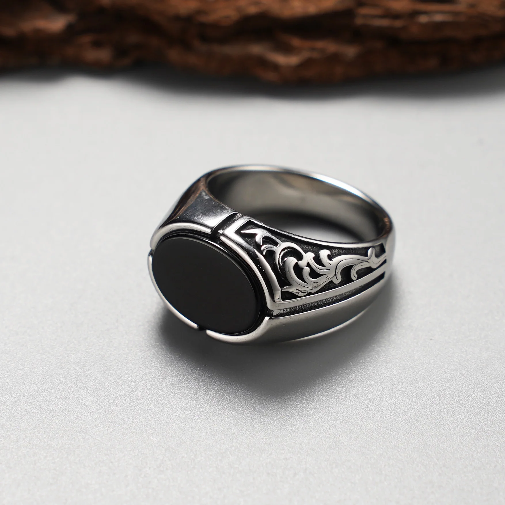 Herren-Siegelring im Vintage-Stil mit schwarzem Onyx, 316L Edelstahl, Retro-Schriftzug mit Blumenmuster, gotischer Biker-Statement-Schmuck – Detail 8
