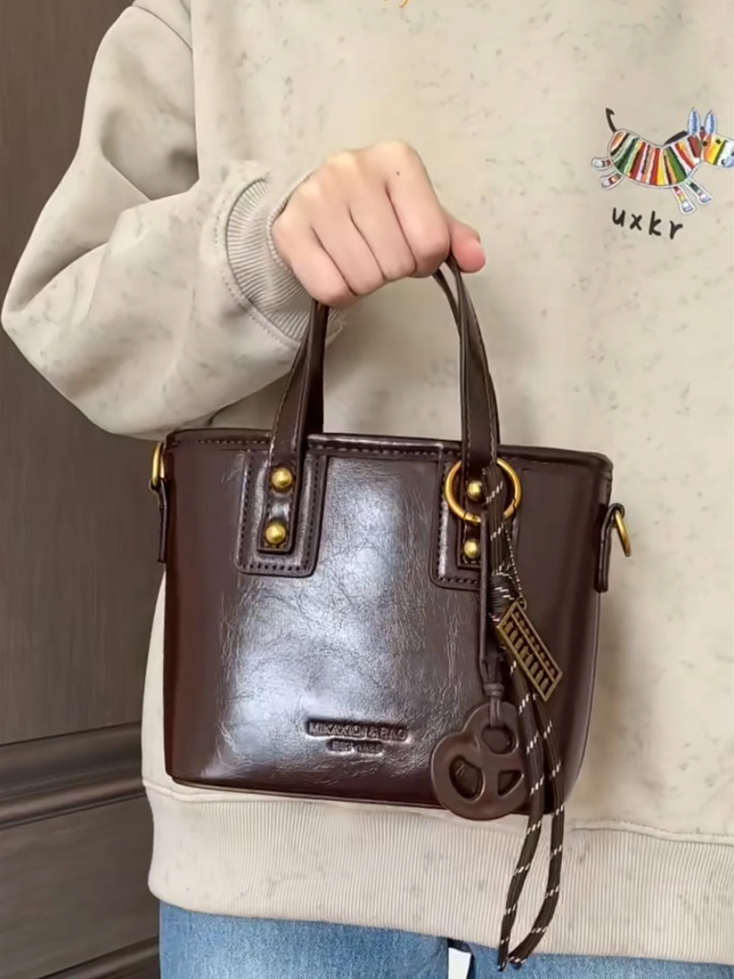 borsa-tote-piccola-caramello-da-donna-2025-nuova-borsa-a-tracolla-dal-design-unico-di-lusso-leggero-con-sensazione-di-fascia-alta-autunno-inverno