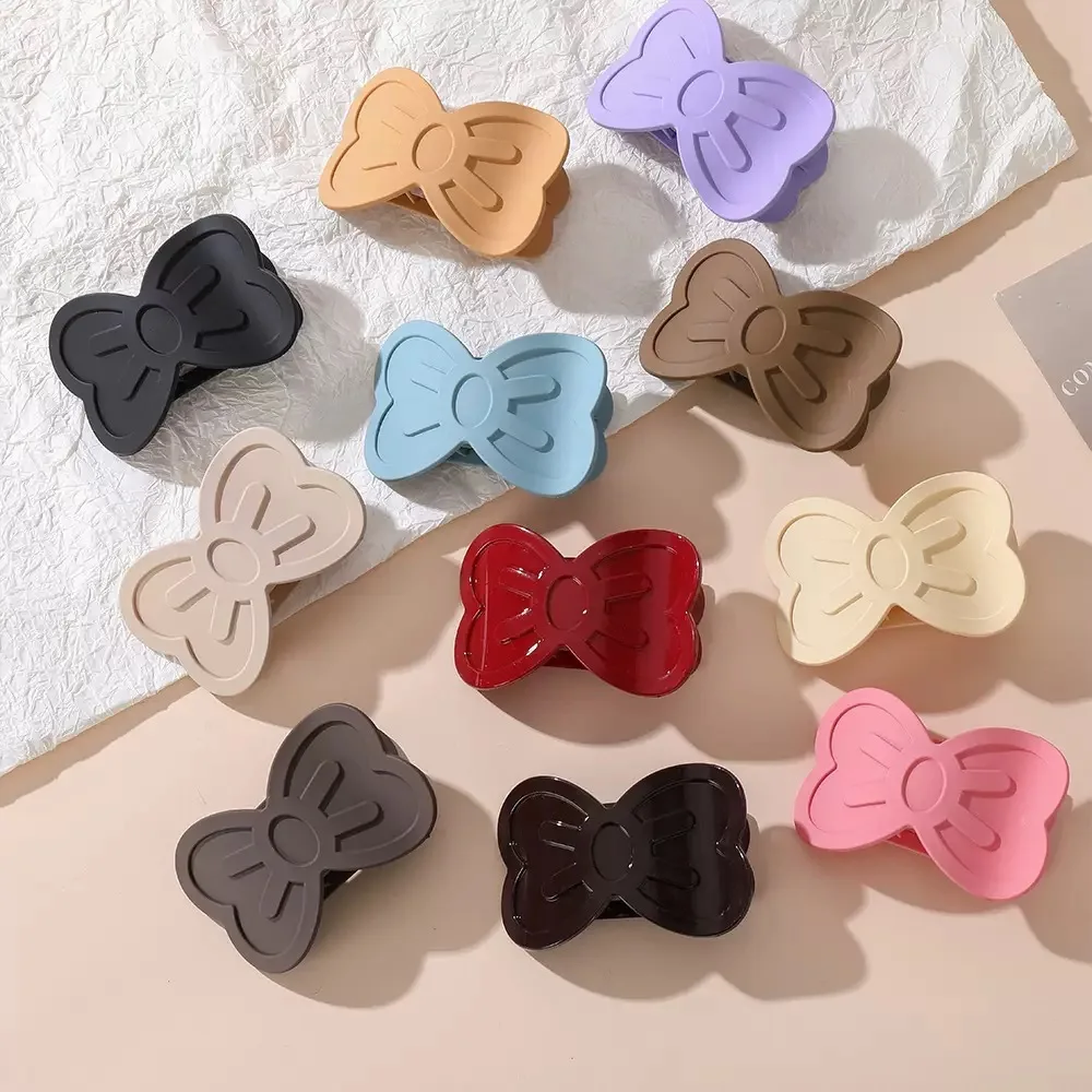 

Стильная и милая заколка для волос с бантиком, доступна в различных цветах — идеально подходит для фиксации пучков, причесок с частичной заческой или челки.