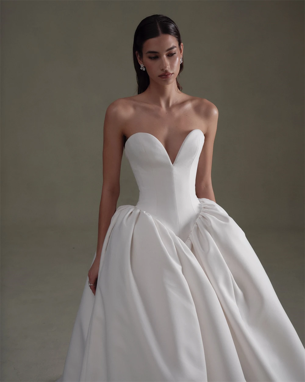 

Customized Simple White Satin Wedding Dresses Modern Strapless Sleeveless Wedding Dress Exquisite Lace Up Back White Gown