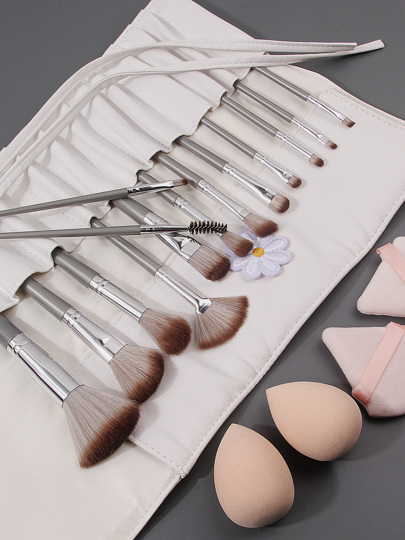 The 19PCS high-quality makeup brush set includes a multi-purpose facial brush, a soft sponge egg powder puff and a strap bag