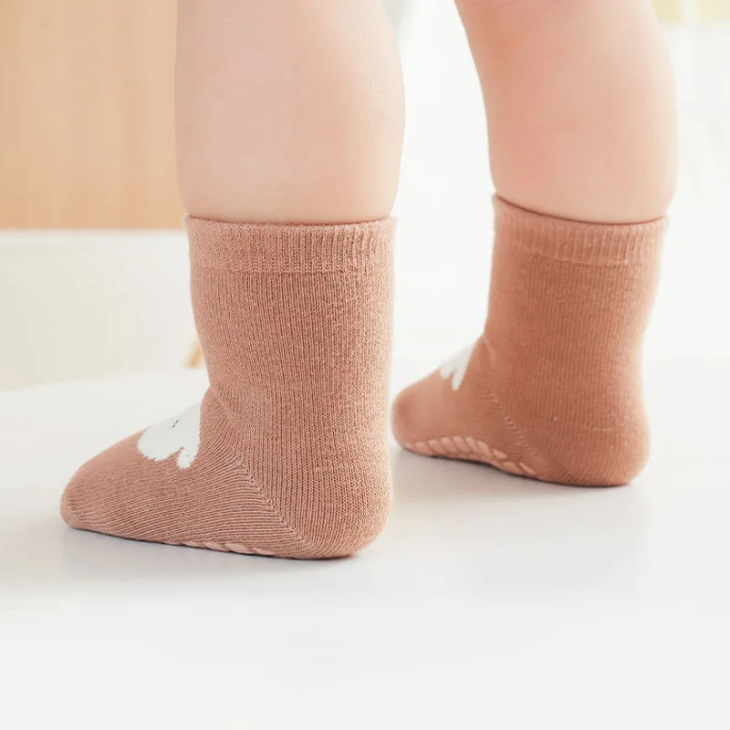 5 Paar rutschfeste Kindersocken mit Cartoon-Tiermuster (Fuchs, Bär, Welpe), atmungsaktiv, bequem, für Jungen, Kleinkinder, Baby-Bodensocken – Detail 5