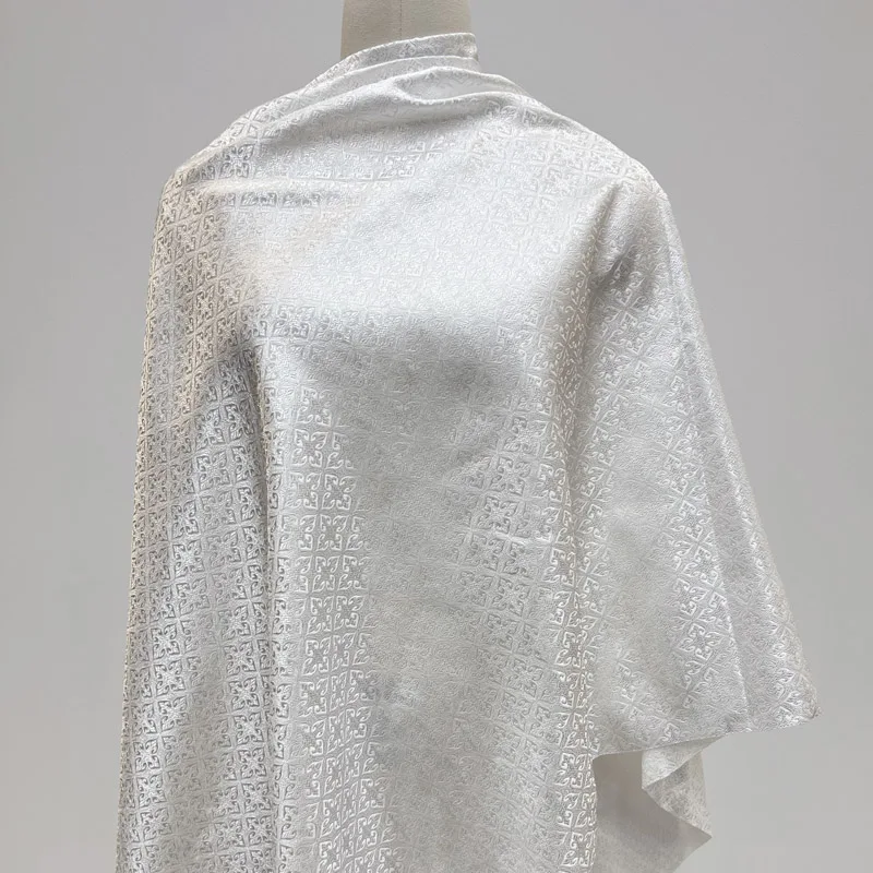 

Предварительно вырезанная белая глянцевая жаккардовая парча премиум-класса с геометрическим рисунком, шелковистое атласное плетение для платьев, курток, юбок, домашний декор, проекты DIY