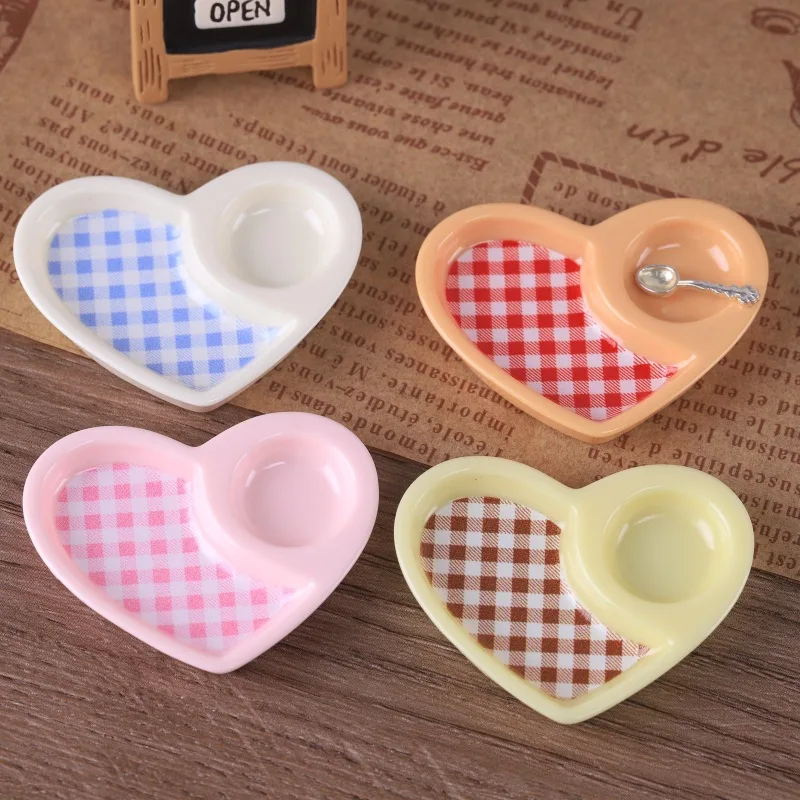 2pcs Resin Mini Dinner Plate Cute Heart Divided Plate Dollhouse Miniature Food Tray DIY Dollhouse Table Decor Props
