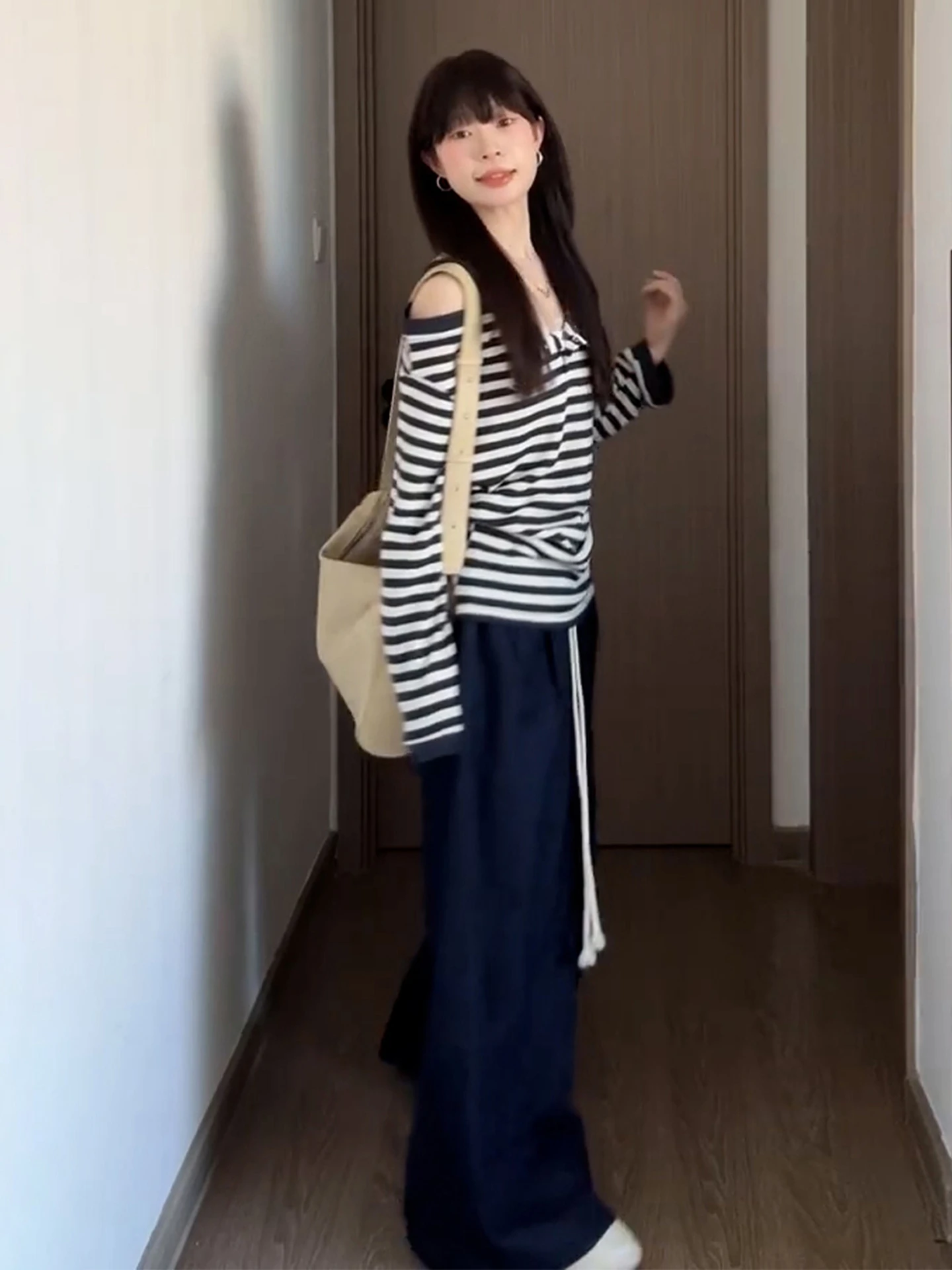 한국 스타일 스트라이프 롱 숄더 노출 티셔츠 여성용 초가을 신상 달콤하고 매운 스타일 페이크 투피스 탑