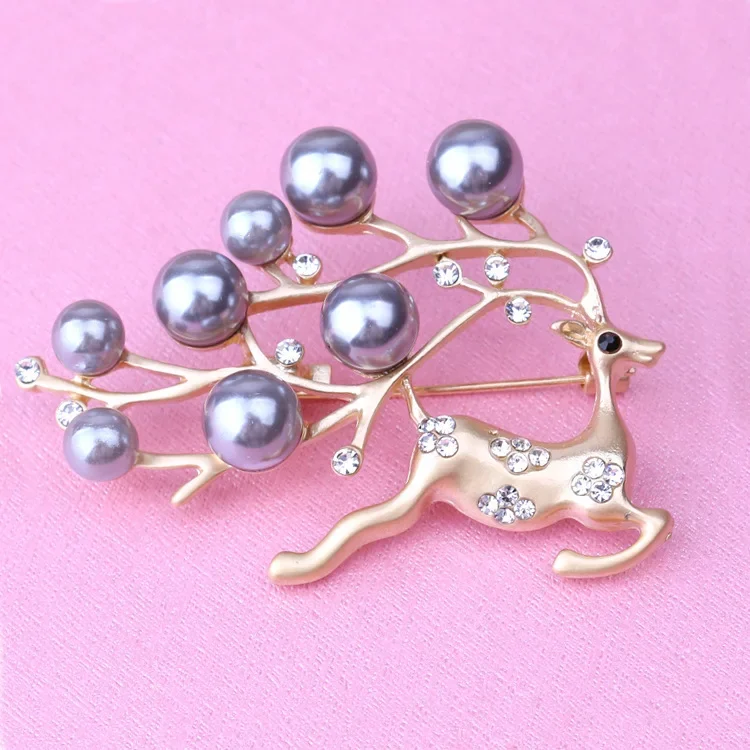 

fashion Christmas reindeer fawn brooch high-grade crystal pearl brooch brooch women sweater coat cape button halloween cute