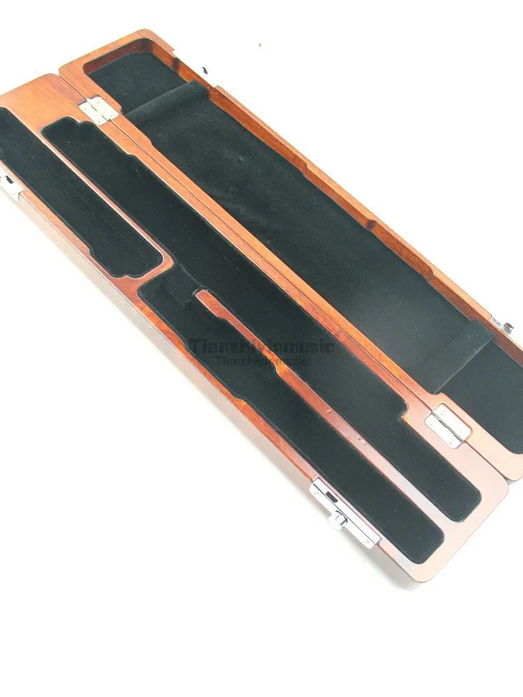 กล่องไม้สำหรับใส่ขลุ่ย ทำจากไม้เนื้อแข็ง ใช้ได้กับขลุ่ย 16 และ 17 รู (ขา B และ C) สีมะฮอกกานีธรรมชาติ