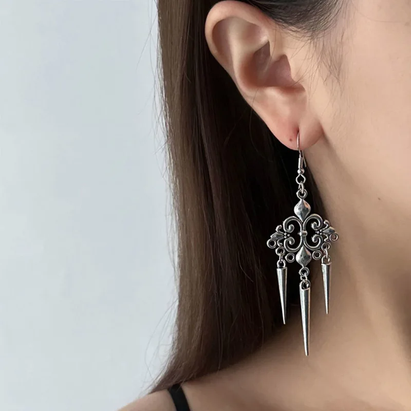 Girls Vintage Gothic Court Style Tassel Dangle Earring Female Silver Color Punk Rivet Ear Pendant for Womem Fashion Jewelry Gift