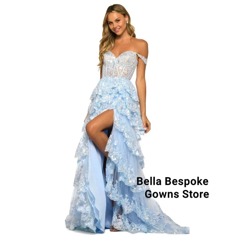 فستان أنيق بدون أكتاف متعدد الطبقات للحفلات الراقصة مخصص من الجانب بفتحة عالية من الدانتيل فساتين حفلات الأميرة اللامعة