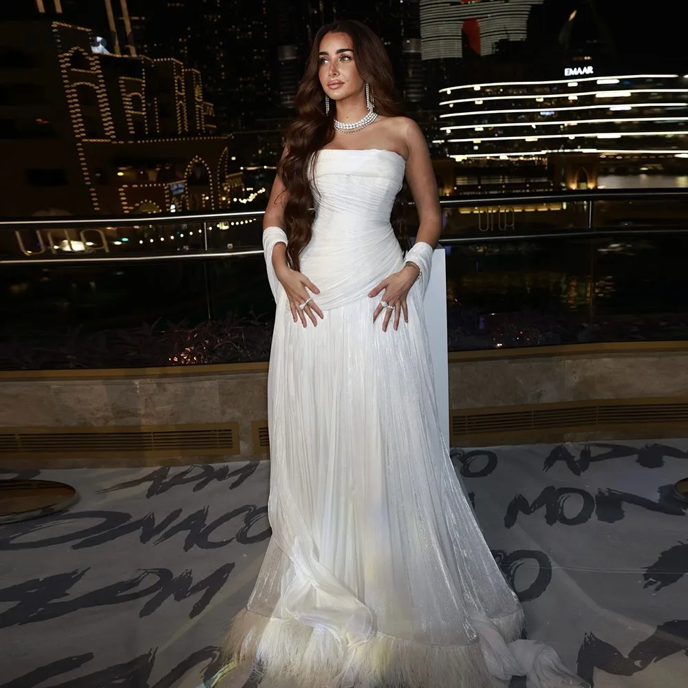 ชุดราตรีเอทิลเล่ แบบไร้สาย จับจีบยาวกรอมพื้น ผ้าเครปสีงาช้าง ตกแต่งขนนก สำหรับงานพรอมหรืองานเลี้ยง  ชุดราตรี