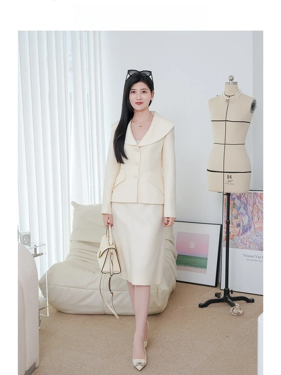 

Olivia Wang New "White Magnolia Set" Luxury Silk Hair Coat Collar High Intelligence Sensation Fashionable Women's Two-Piece Suit