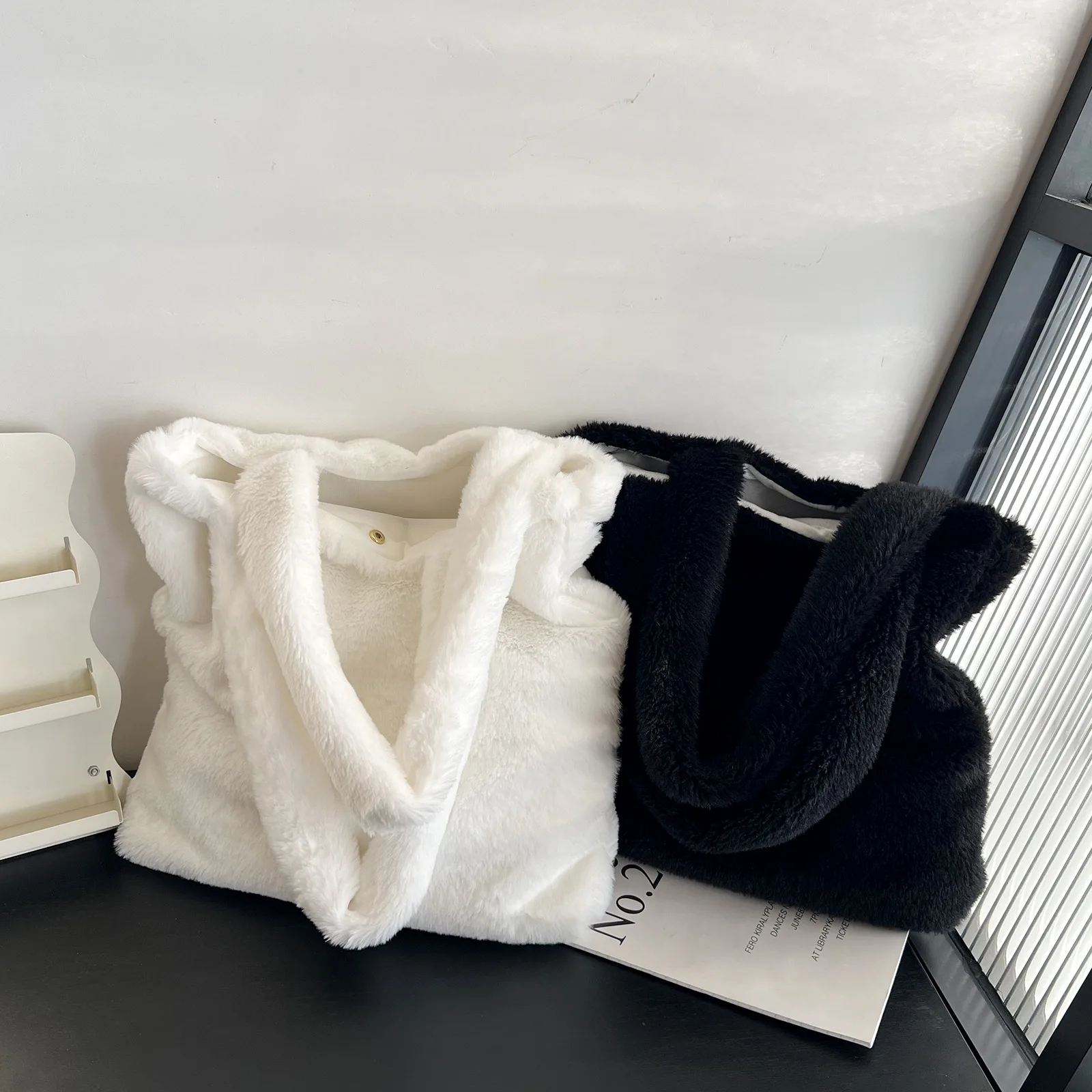 Women's Imitation Lamb Wool Tote Bag Large Capacity Solid Color Shoulder Bag Zipper Opening Suitable for Autumn and Winter Plush view 5