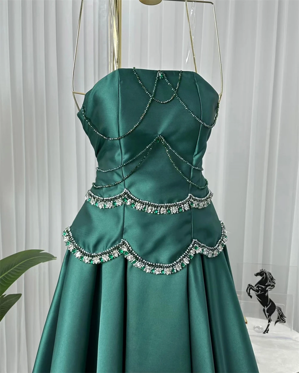 Вечернее платье по индивидуальному заказу Изысканные атласные вечерние платья без бретелек без рукавов Элегантные трапециевидные платья с жемчугом и шлейфом знаменитостей