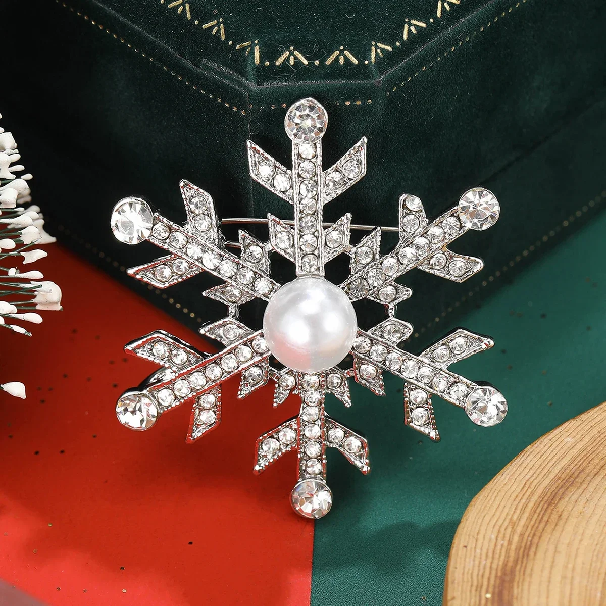 Bellissime spille con fiocco di neve con strass per le donne spille natalizie Unisex multicolori disponibili accessori per feste di festa regali