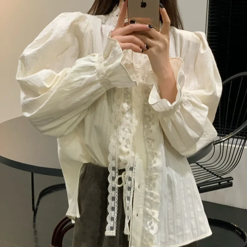 

French Style Lace Splice Shirt Vintage Retro Design Sensation Spring Anti-Aging Quality Loose Fit Bubble Sleeve Cotton Women'...