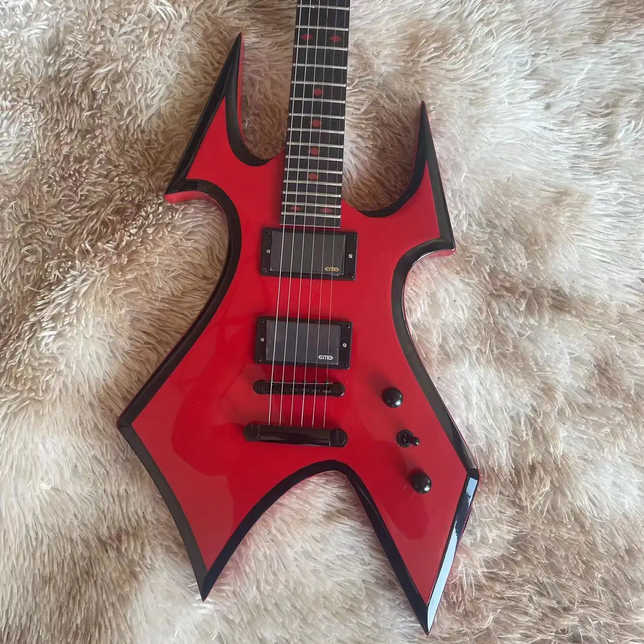 Heterogeneous split electric guitar, red high gloss body, black accessories, real shipping pictures, can be modified and customi