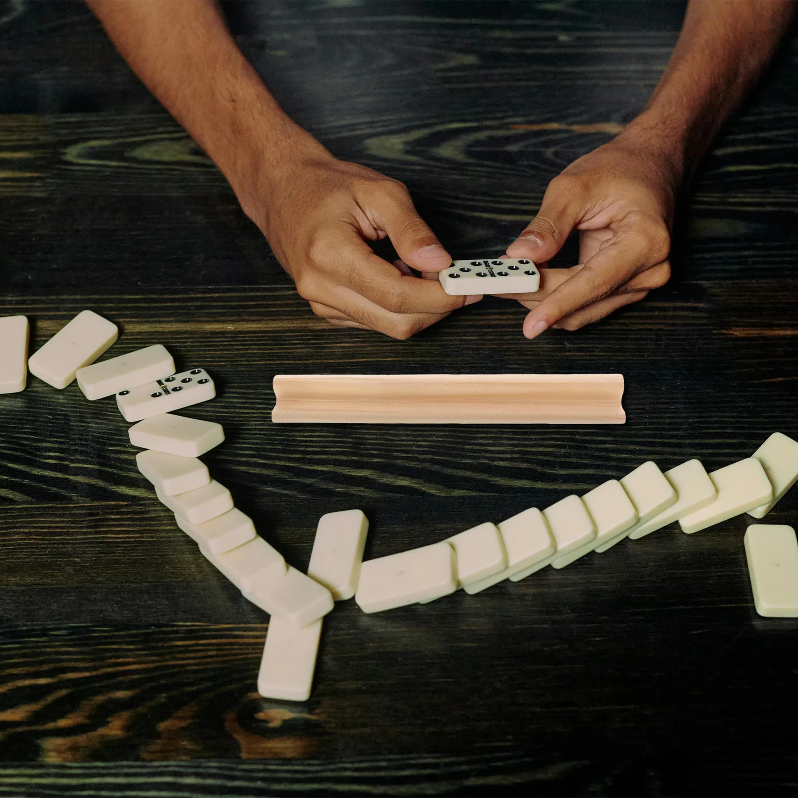 

Деревянная подставка для игр 19 см: для домино, буквенных плиток, Mexican Train, маджонга. Обучающая демонстрационная подставка, минималистичный настольный органайзер.