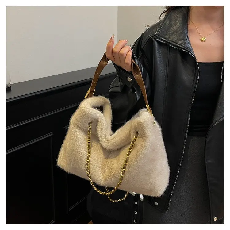 

‌2025 New Fluffy Chain Bag - Small Crossbody Purse for Women, Trendy Faux Fur Square Bag, Unique & Stylish, Winter Essential