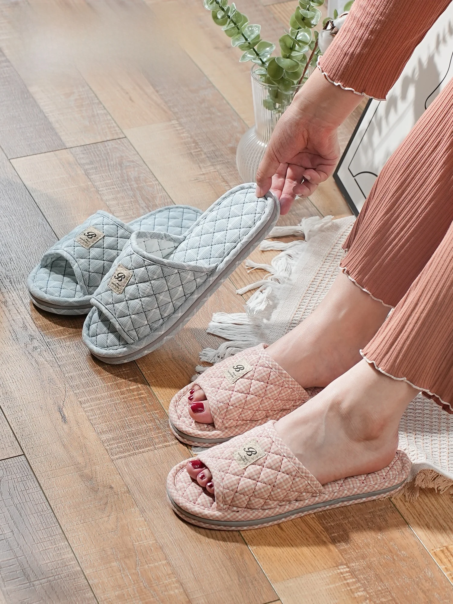 

Домашние хлопковые фланелевые тапочки Thiened Tee-Layer Soft Bot, бесшумные напольные тапочки, корейские тапочки без шнуровки в клетку для пар