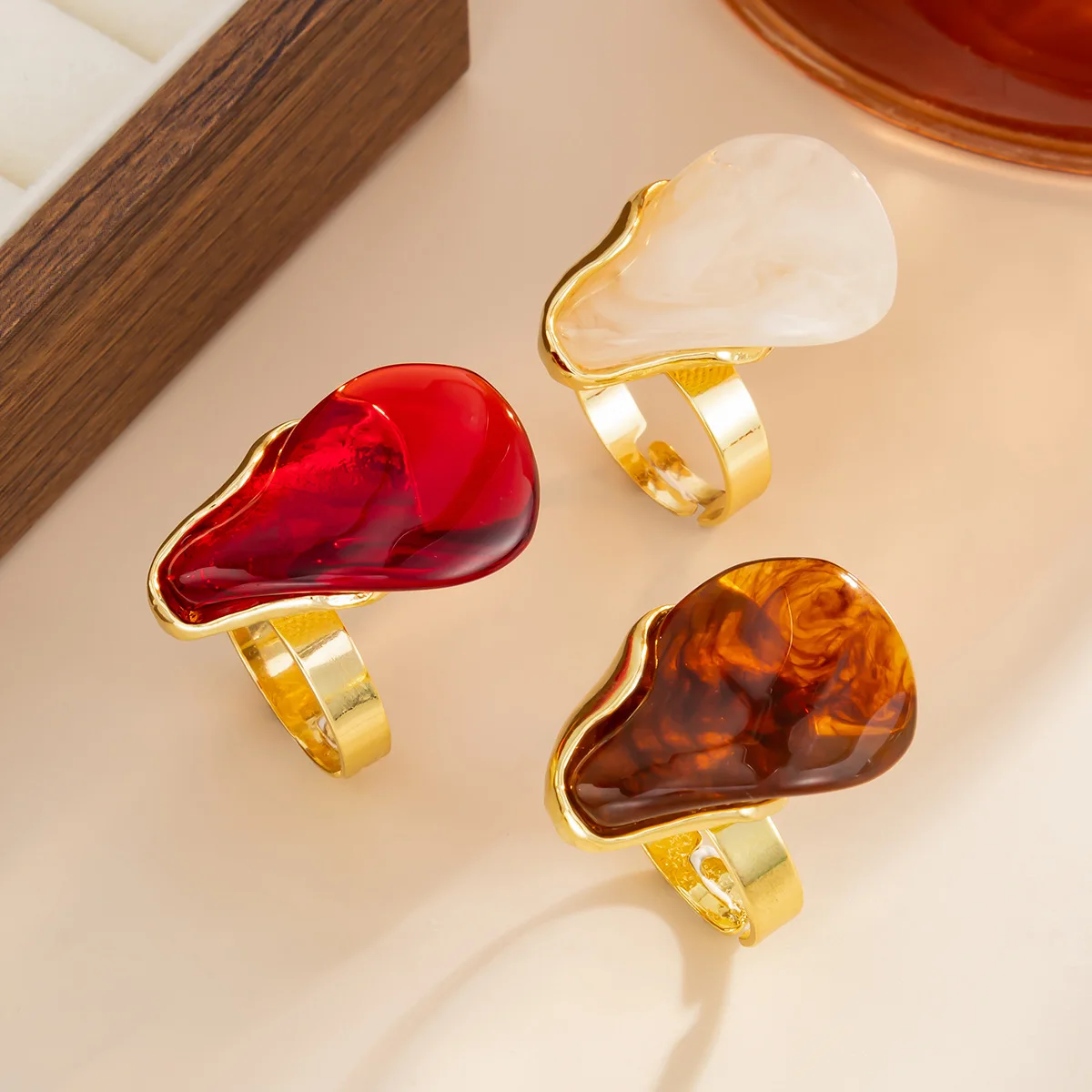 موضة مطعمة الراتنج الشفاف قابل للتعديل المفتوحة خواتم المرأة الرجعية غير النظامية الذهب اللون المفصل الدائري مجوهرات الحفلات الساحرة