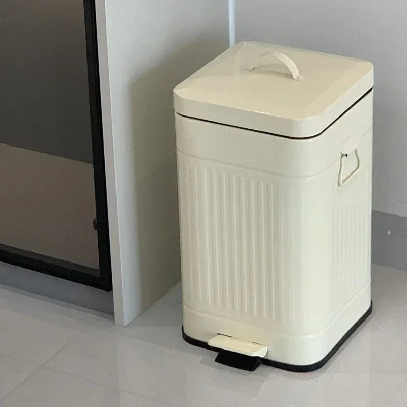 

Foot stepping trash can with lid