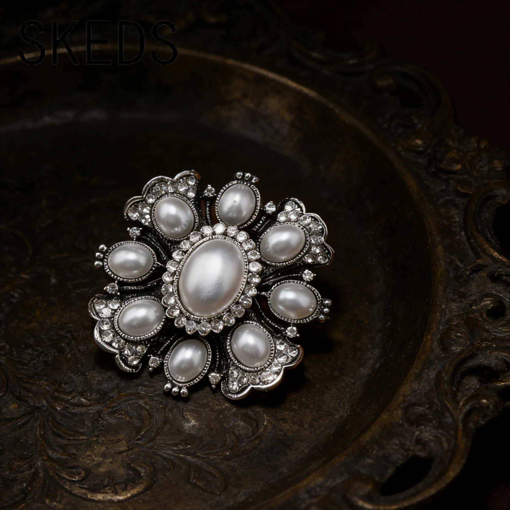 SKEDS Baroque Pearl Flower Brooch Vintage Court High-grade Sweater Suit Lapel Flower Elegant Pin Accessory for Women