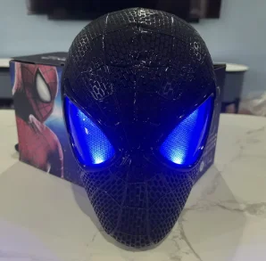 Direct leverbaar: 1:1 schaal Miles Morales Spider-Man elektronisch masker met bewegende, oplichtende ogen, ringbediening, cosplay speelgoed, cadeau voor jongens