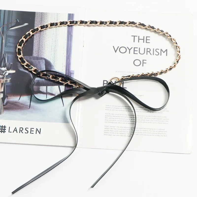 حزام جلدي نسائي أنيق بسلسلة معدنية سوداء مع حبل ربط وعقدة فراشة، إكسسوار سلسلة للسترات