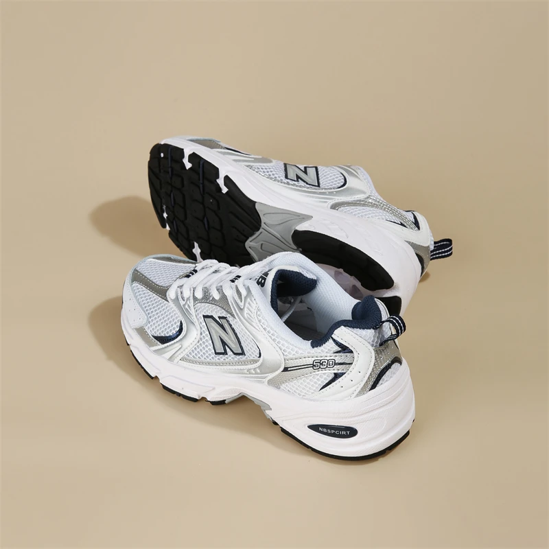 

Легкие спортивные кроссовки на подкладке WarmLightweight, нагрузка - уменьшающая конструкцию, легкий для бега