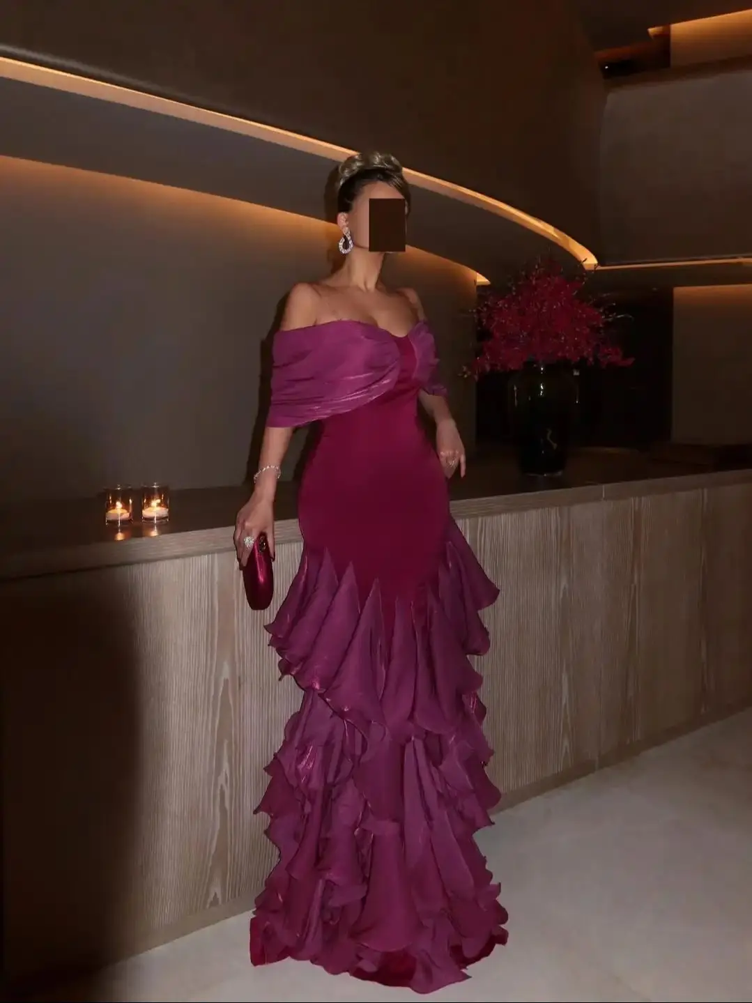 Nowy Trend w Modzie: Sukienka Wieczorowa/Studniówkowa Syrenka z Odkrytymi Ramionami, Falbanami, Warstwami, Satynowa, Długa do Podłogi, Urocza, Bajkowa