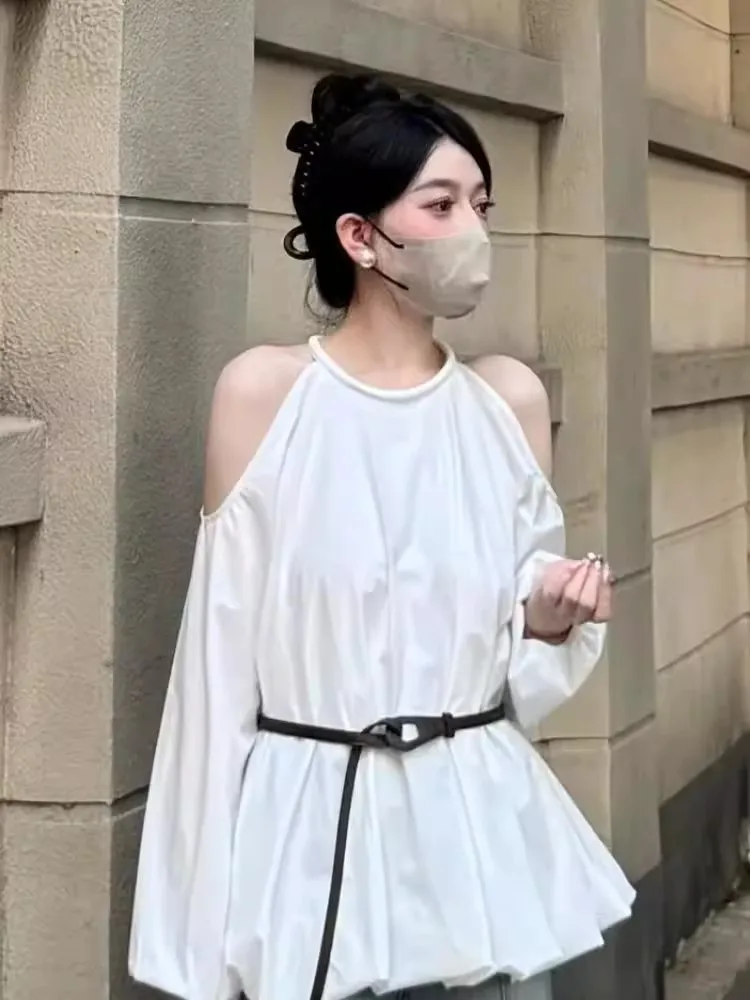 Elegancka biała bluzka damska z odkrytymi ramionami, nowa kolekcja jesień 2025, modna, szykowna koszula z długim rękawem, unikalny stylowy casualowy styl koreański.