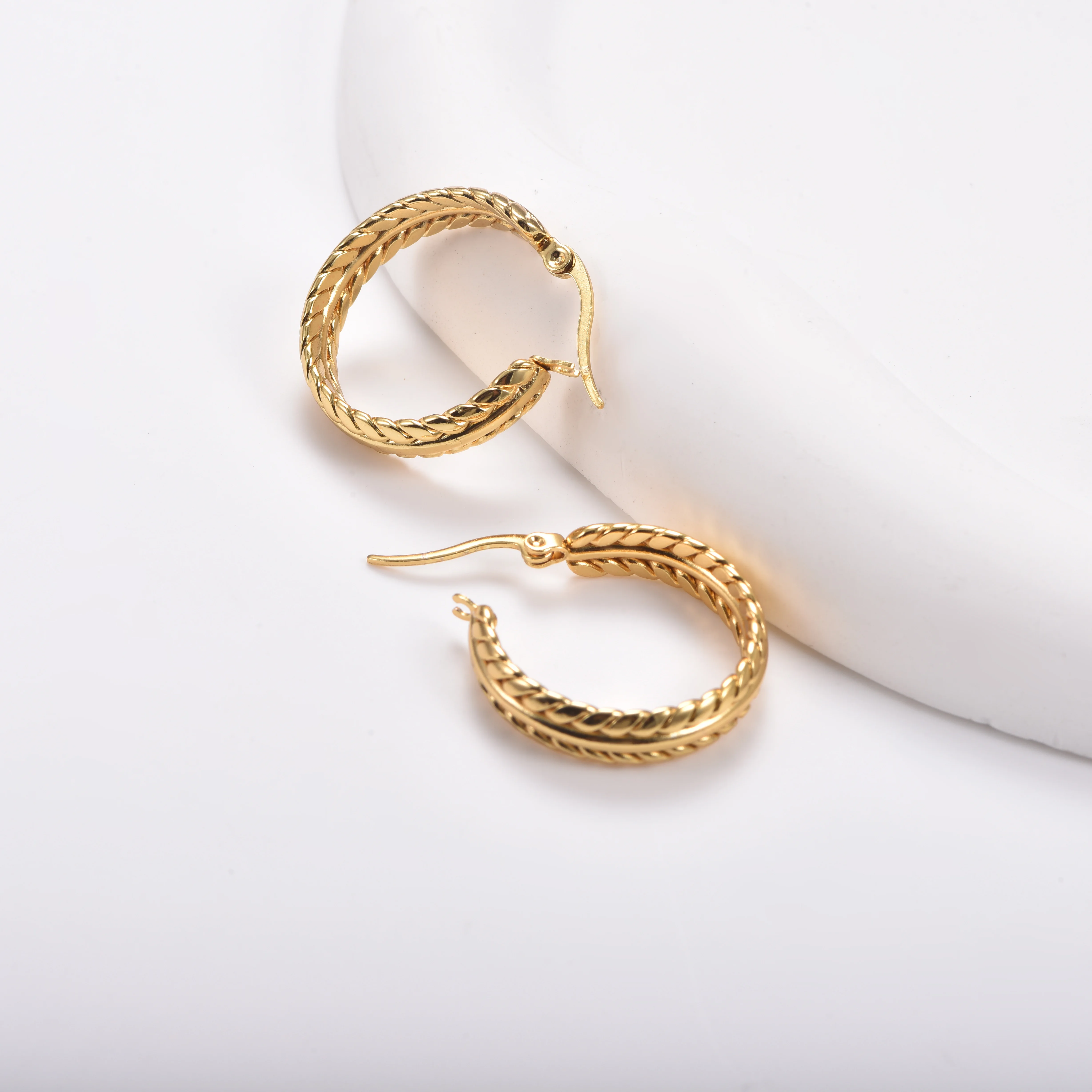 Edelstahl Twist-Creolen für Damen, 18K vergoldet, geflochtener Kreis, Ohrschmuck – Detail 4