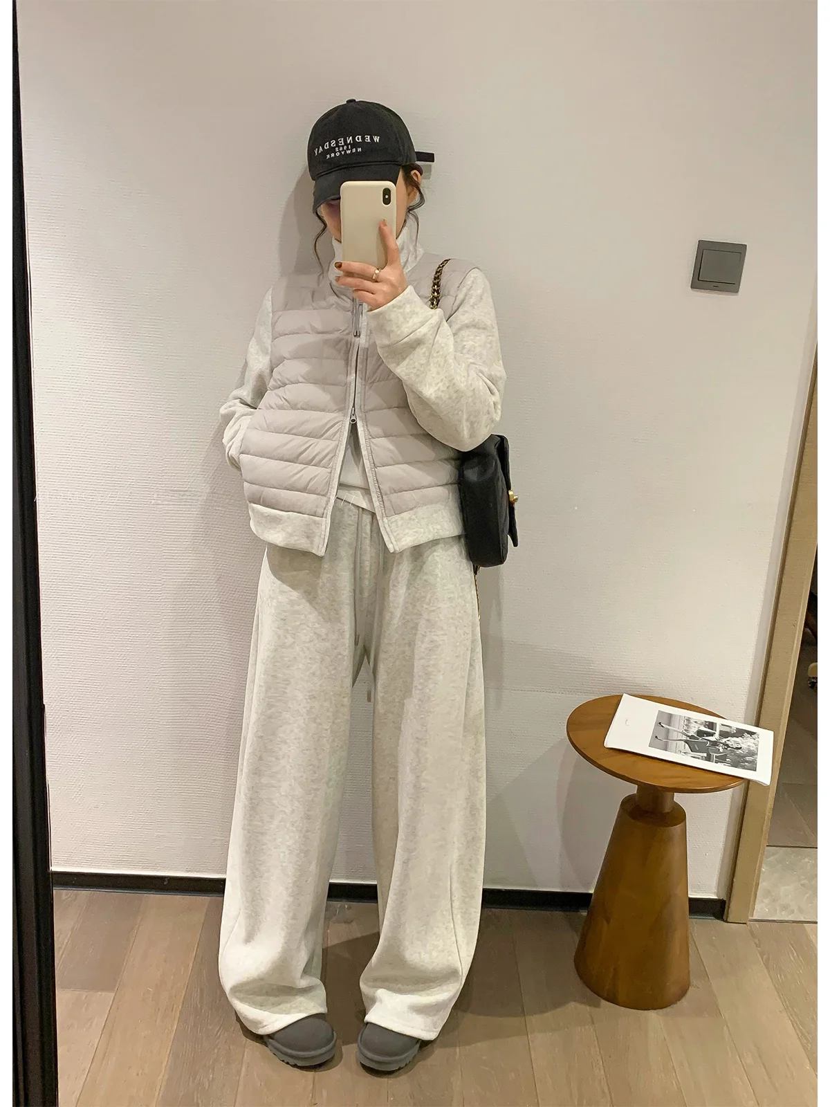 

Комплект из двух предметов Love Devil Fi: новая зимняя женская куртка-пуховик с мозаичным узором и свободные повседневные брюки. Модный стиль для повседневной носки.