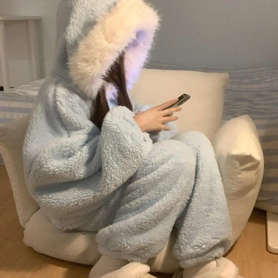 

Милый и пушистый женский комплект из кораллового флиса с капюшоном, зима 2026, новый стиль, утолщенный теплый комплект из 2 предметов, свободный комплект домашней одежды