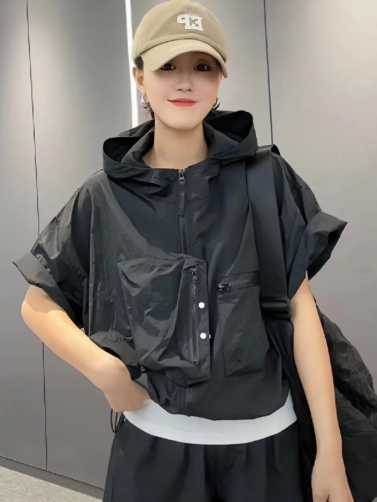 

Thin Sunscreen Jacket for Women 2024 Summer New Design Fashionable Large Pocket Zipper Hooded Short Sleeve Jacket