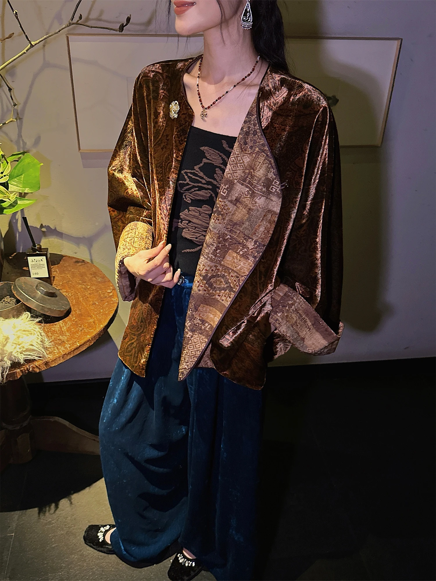 

Новая женская бархатная куртка Sanji Bla Flower в китайском стиле, осенняя коллекция 2025 года, очень красивая, модная в этом году, для повседневной носки.