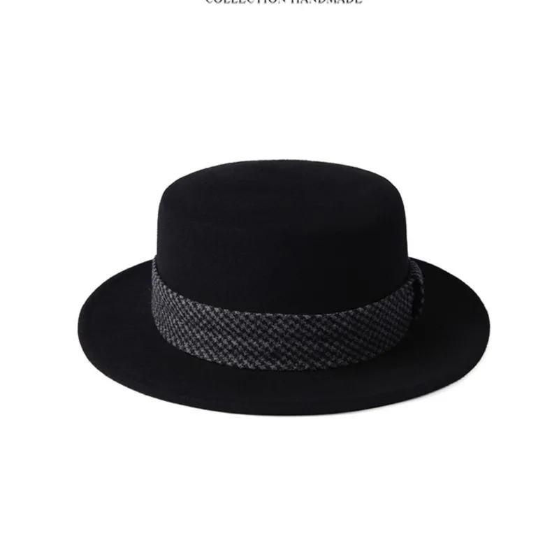 小柄な人は、トップの胴回りに沿ってフラットな帽子をかぶる女性のエレガントなファッション